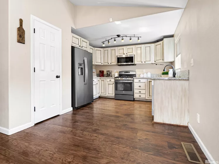 1466 Edlesborough, Gardnerville, Nevada 89410, 3 Bedrooms Bedrooms, ,2 BathroomsBathrooms,Residential,Residential,Edlesborough,250006463