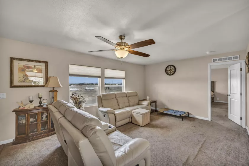 5405 White Oak, Silver Springs, Nevada 89429, 3 Bedrooms Bedrooms, ,2 BathroomsBathrooms,Residential,Residential,White Oak,250050024