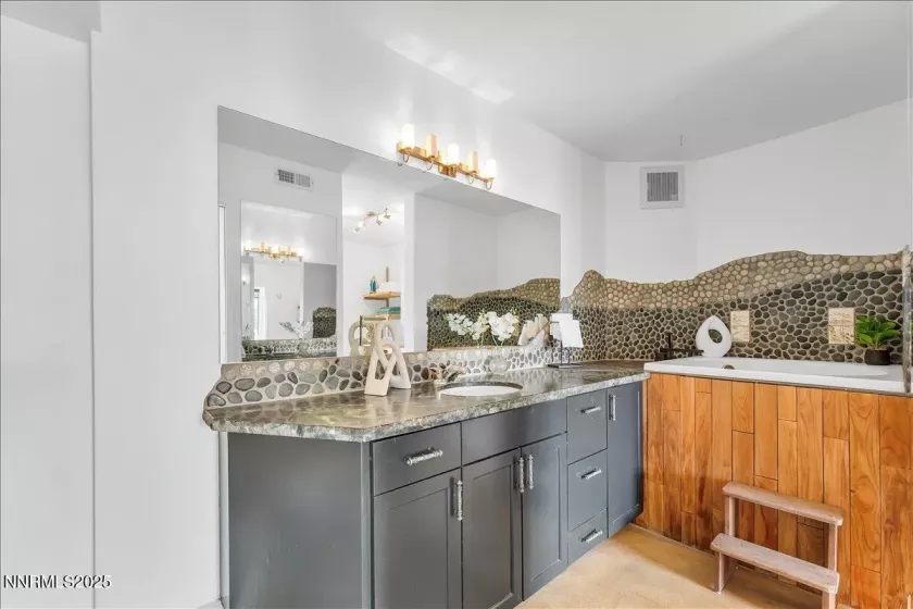 280 Island, Reno, Nevada 89501, 2 Bedrooms Bedrooms, ,2 BathroomsBathrooms,Residential,Residential,Island,250051680