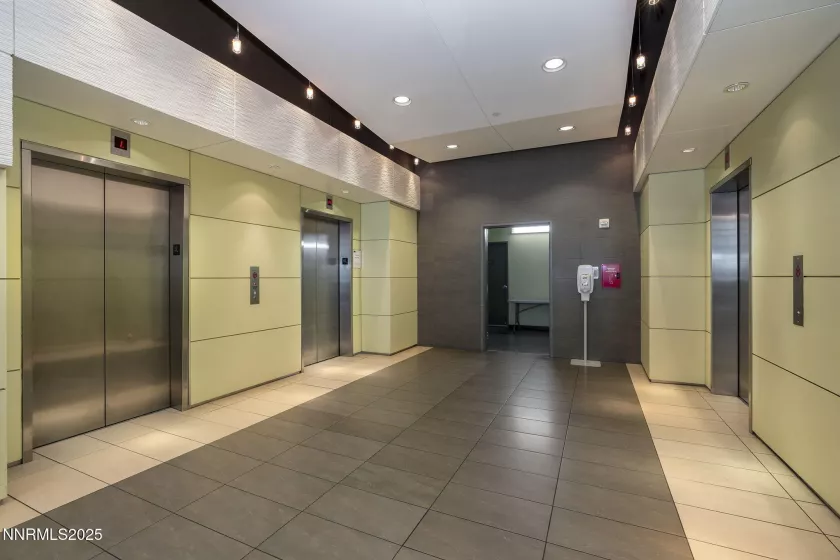 255 Sierra, Reno, Nevada 89501, 1 Bedroom Bedrooms, ,2 BathroomsBathrooms,Residential,Residential,Sierra,250051704