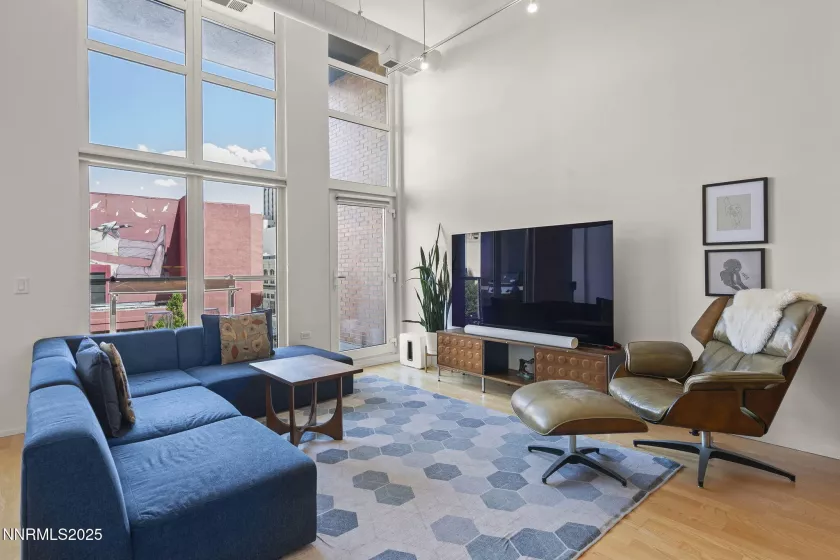 255 Sierra, Reno, Nevada 89501, 1 Bedroom Bedrooms, ,2 BathroomsBathrooms,Residential,Residential,Sierra,250051704