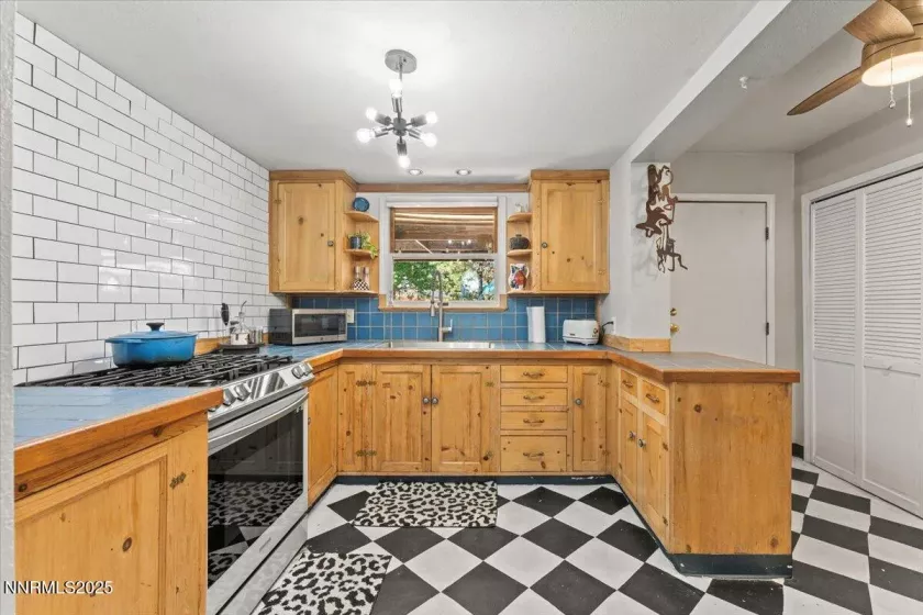 661 Thoma, Reno, Nevada 89502, 2 Bedrooms Bedrooms, ,1 BathroomBathrooms,Residential,Residential,Thoma,250051832