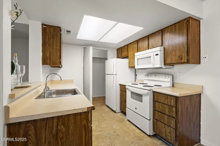 555 Patriot, Reno, Nevada 89511, 2 Bedrooms Bedrooms, ,2 BathroomsBathrooms,Residential,Residential,Patriot,250052000