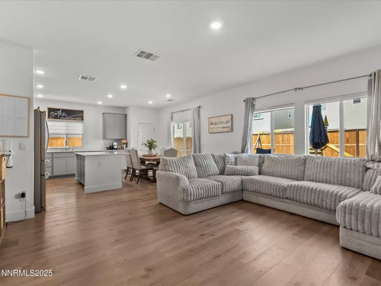 7918 Schist, Sparks, Nevada 89436, 4 Bedrooms Bedrooms, ,3 BathroomsBathrooms,Residential,Residential,Schist,250052122