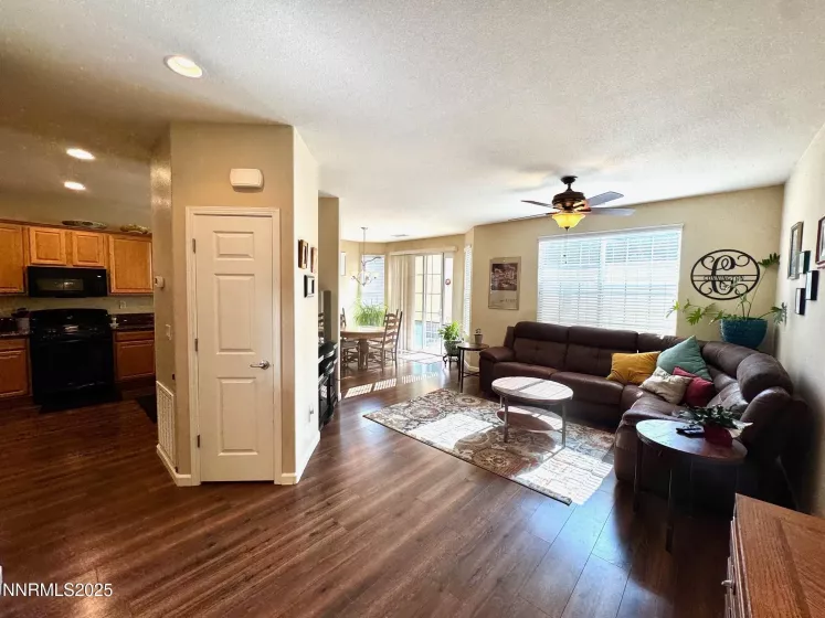 11044 Lamour, Reno, Nevada 89521, 3 Bedrooms Bedrooms, ,3 BathroomsBathrooms,Residential,Residential,Lamour,250052306