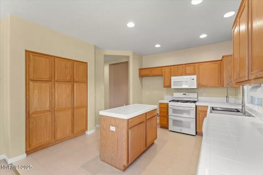 10040 Windy Creek, Reno, Nevada 89506, 4 Bedrooms Bedrooms, ,2 BathroomsBathrooms,Residential,Residential,Windy Creek,250052348