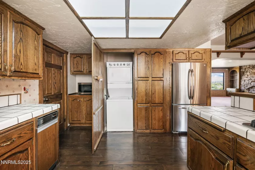 Bar with Pass through to Bonus Room.