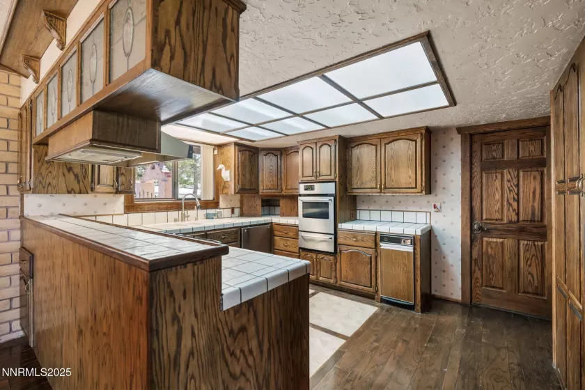 Additional picture of the kitchen.