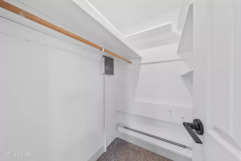 WALK IN CLOSET