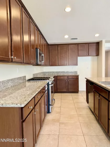 Kitchen w granite countertops
