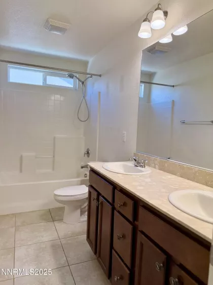 Guest bath w double sinks