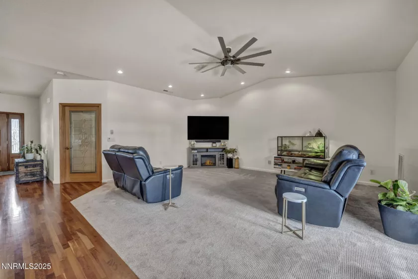 421 Silver Star, Yerington, Nevada 89447, 4 Bedrooms Bedrooms, ,3 BathroomsBathrooms,Residential,Residential,Silver Star,250052634