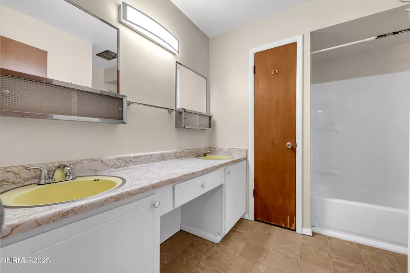 419 Smithridge, Reno, Nevada 89502, 2 Bedrooms Bedrooms, ,2 BathroomsBathrooms,Residential,Residential,Smithridge,250052758