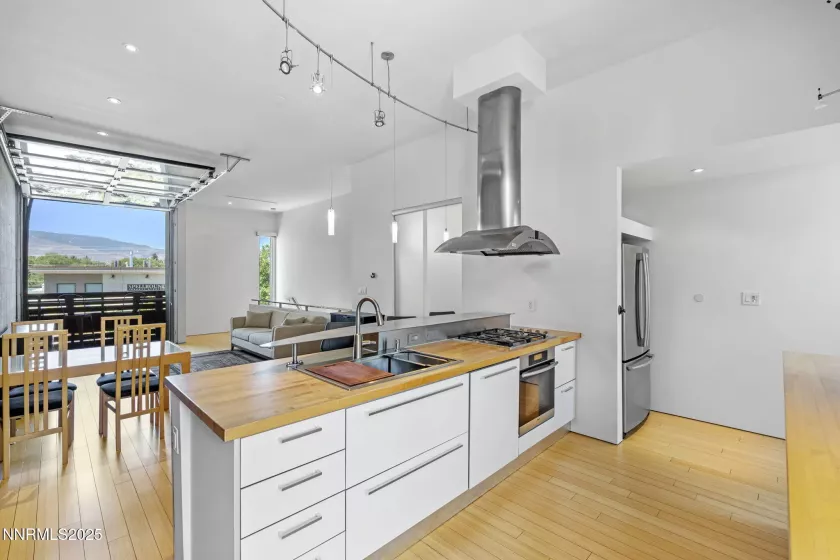 880 Center, Reno, Nevada 89501, 2 Bedrooms Bedrooms, ,3 BathroomsBathrooms,Residential,Residential,Center,250052838