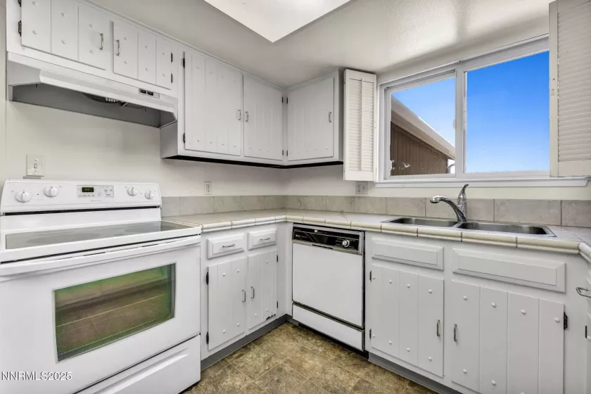 1425 Julie, Reno, Nevada 89509, 4 Bedrooms Bedrooms, ,3 BathroomsBathrooms,Residential,Residential,Julie,250052987