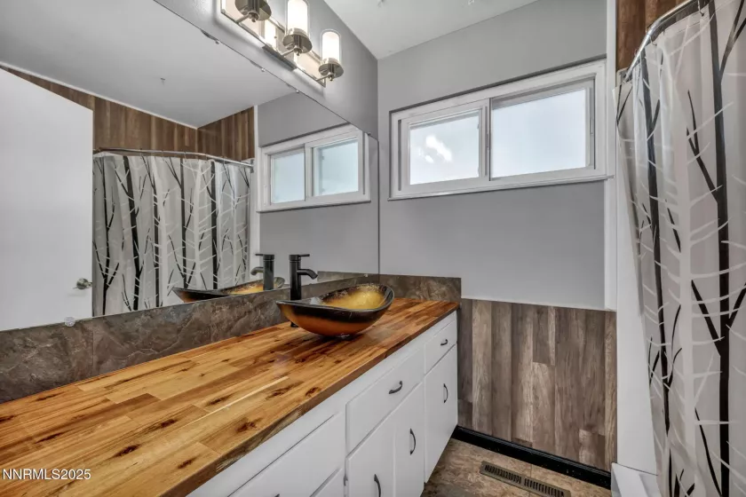 1714 Meadowvale, Sparks, Nevada 89431, 4 Bedrooms Bedrooms, ,2 BathroomsBathrooms,Residential,Residential,Meadowvale,250053236