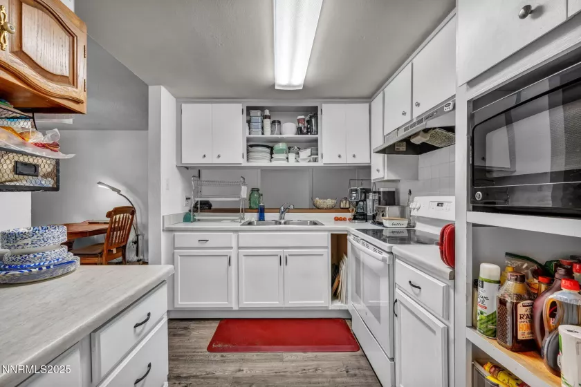 1714 Meadowvale, Sparks, Nevada 89431, 4 Bedrooms Bedrooms, ,2 BathroomsBathrooms,Residential,Residential,Meadowvale,250053236