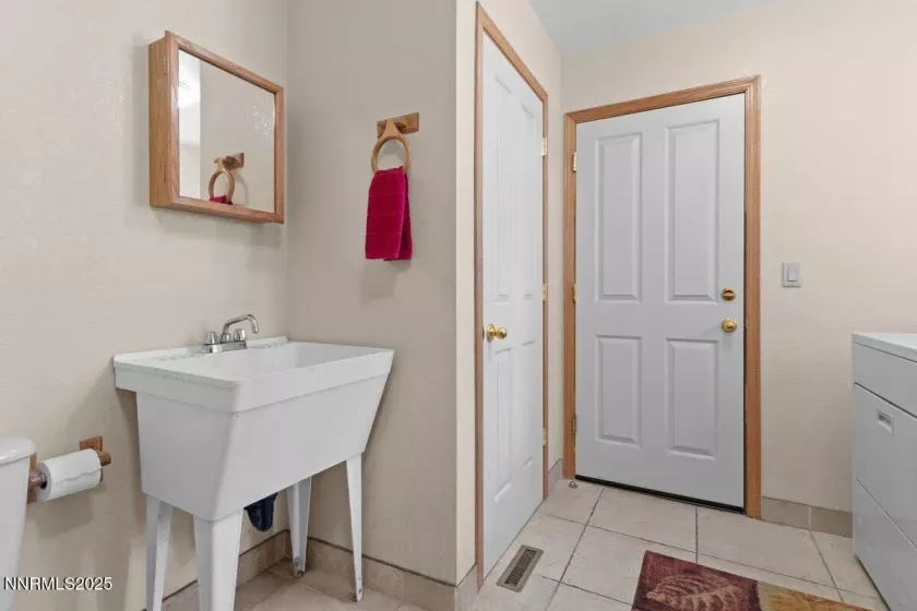 1568 Chippewa, South Lake Tahoe, California 96150, 3 Bedrooms Bedrooms, ,3 BathroomsBathrooms,Residential,Residential,Chippewa,250053245