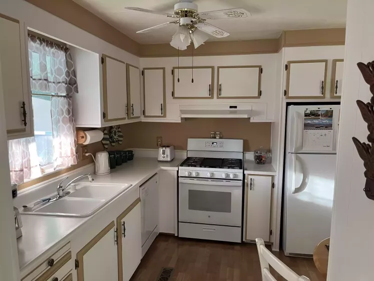675 Parlanti Lane 101, Sparks, Nevada 89434, 2 Bedrooms Bedrooms, 10 Rooms Rooms,2 BathroomsBathrooms,Manufactured,Residential,101,Parlanti,250053329