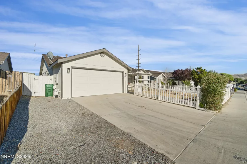 571 Spur, Fernley, Nevada 89408, 3 Bedrooms Bedrooms, ,2 BathroomsBathrooms,Residential,Residential,Spur,250053348