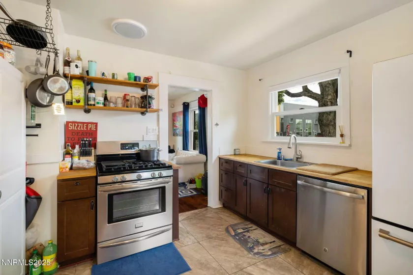 800 Center, Reno, Nevada 89501, 2 Bedrooms Bedrooms, ,2 BathroomsBathrooms,Residential,Residential,Center,250053536