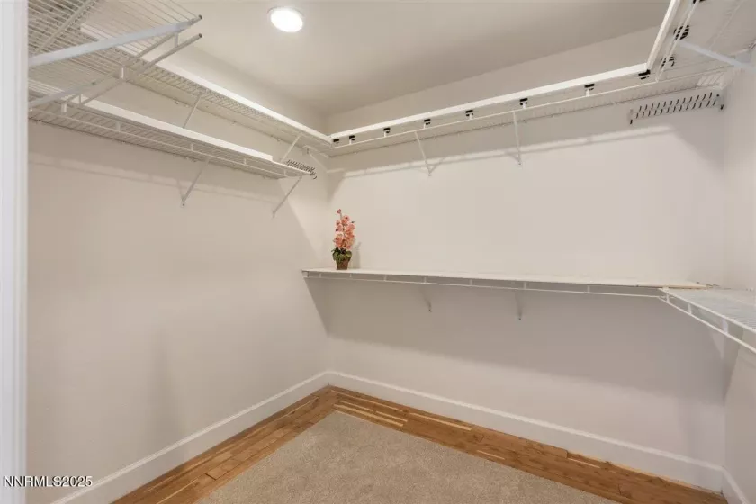 WALK-IN CLOSET