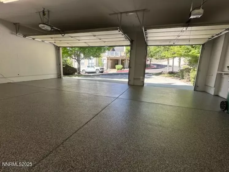 BRAND NEW EPOXY FLOOR. 3 CAR GARAGE.