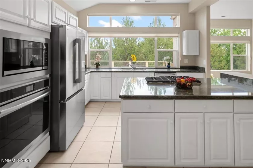 NEWER KITCHEN STAINLESS STEEL APPLIANCES