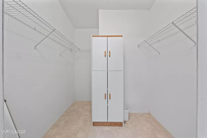 WALK IN CLOSET