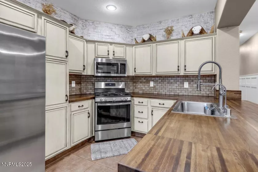 7859 Guerra, Sparks, Nevada 89436, 4 Bedrooms Bedrooms, ,3 BathroomsBathrooms,Residential,Residential,Guerra,250053926