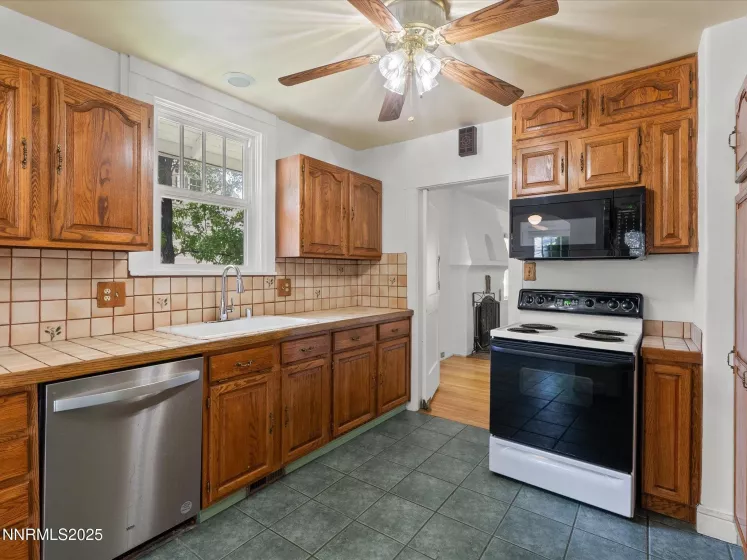 1016 Nixon, Reno, Nevada 89509, 2 Bedrooms Bedrooms, ,1 BathroomBathrooms,Residential,Residential,Nixon,250052081