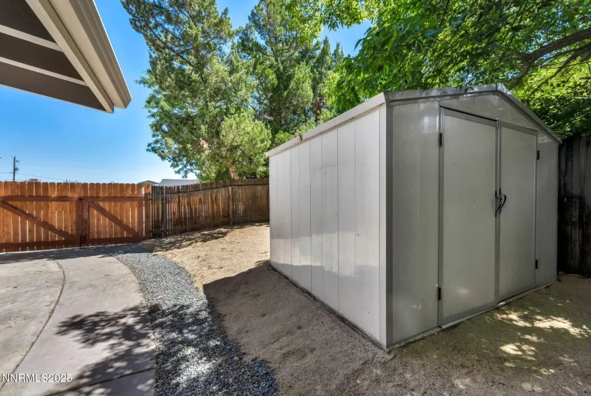 Outdoor storage beside additional parking - boat, RV, toys...