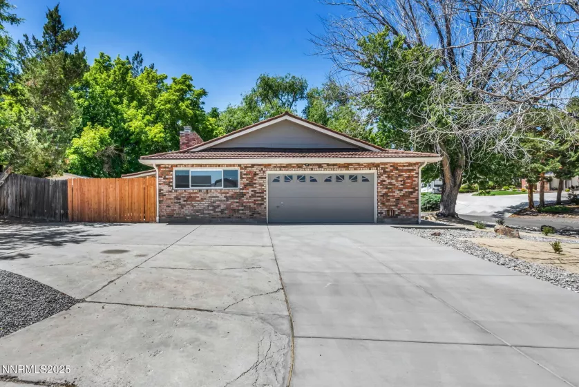 Garage with circular driveway, ample parking
