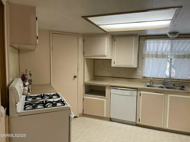 1236 Kingslane, Gardnerville, Nevada 89410, 2 Bedrooms Bedrooms, ,2 BathroomsBathrooms,Residential,Residential,Kingslane,250054263