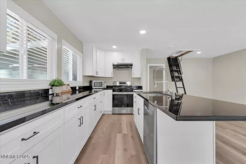 1094 Johnson, South Lake Tahoe, California 96150, 2 Bedrooms Bedrooms, ,2 BathroomsBathrooms,Residential,Residential,Johnson,250052693