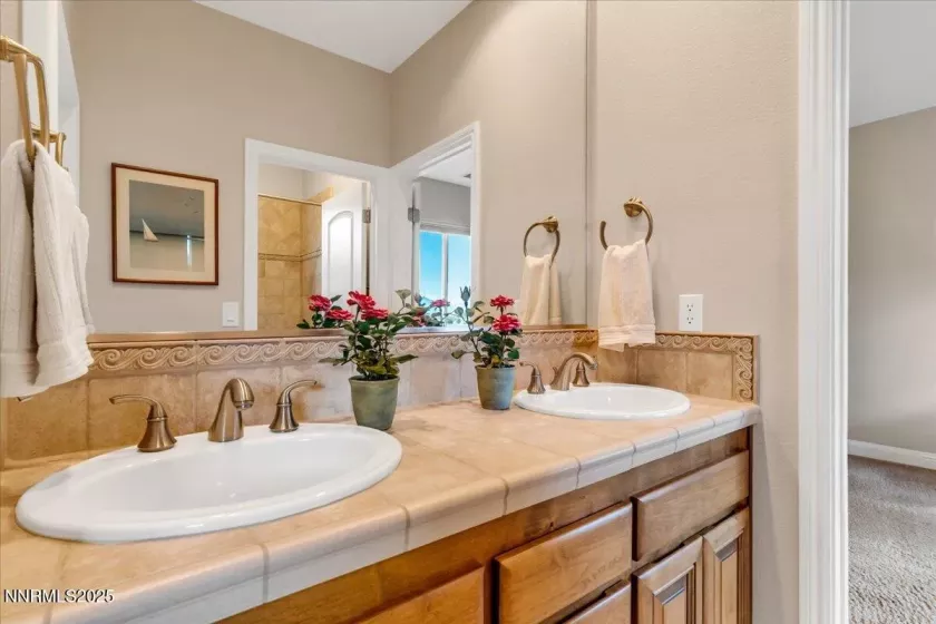 This bathrooms serves bedroom 2 and 3