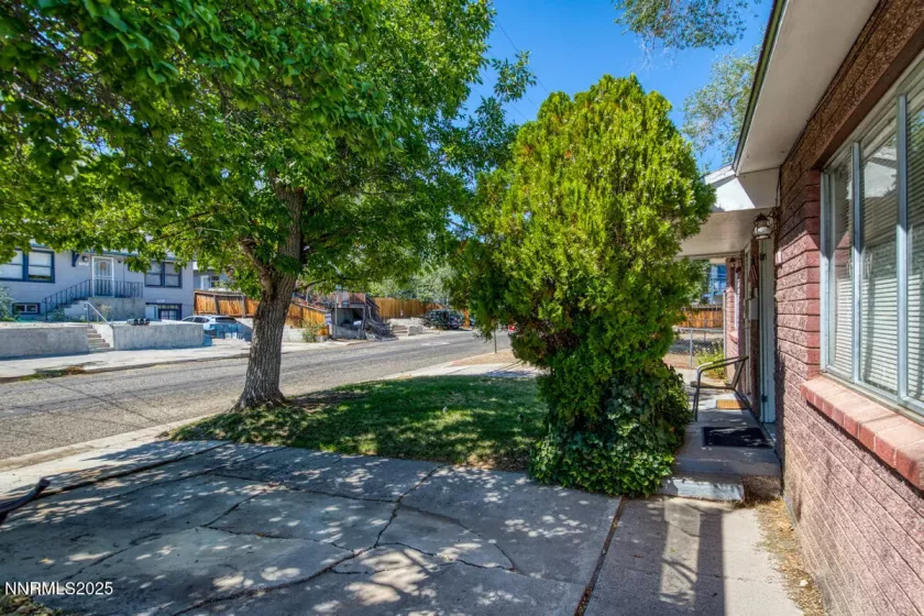 1120/1122 Buena Vista Exterior