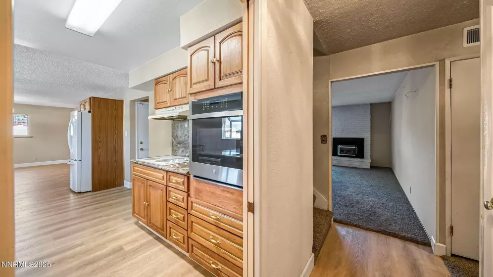 Entry to kitchen and livingroom
