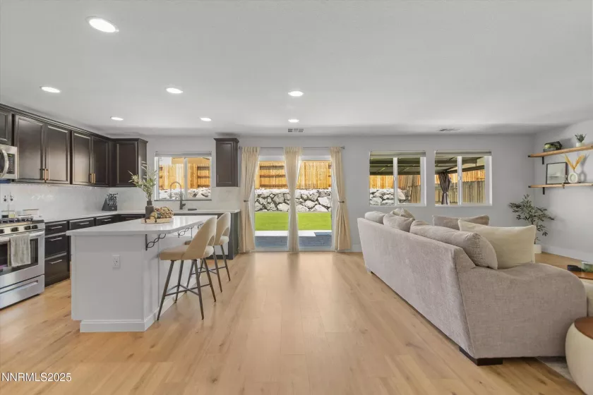 Kitchen & Living