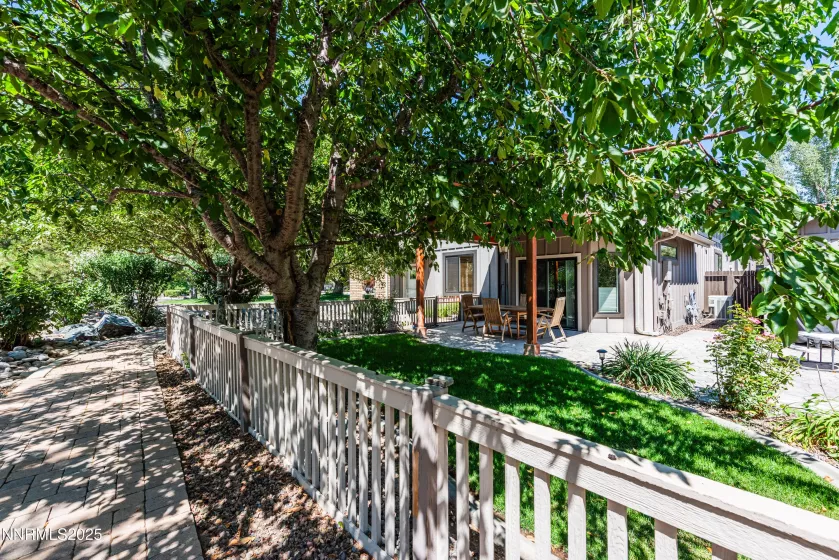 Guest House Yard