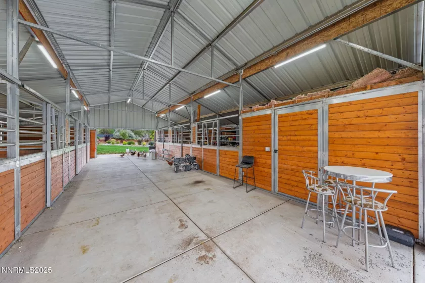 7 stall barn with water, and electricity, automatic waterers, tack room