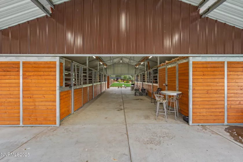 7 stall barn with water, and electricity, automatic waterers, tack room