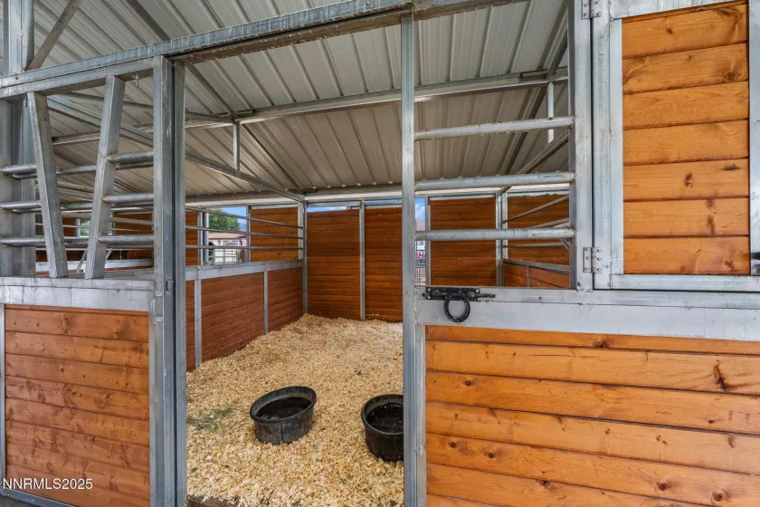 7 stall barn with water, and electricity, automatic waterers, tack room