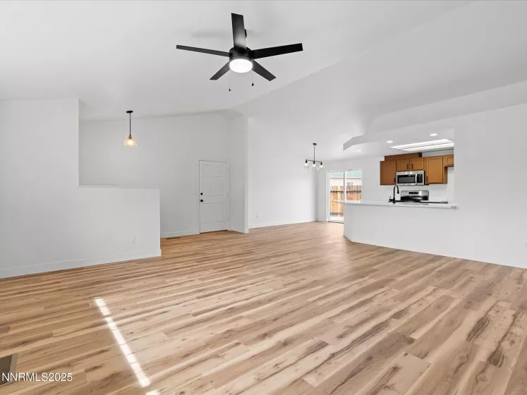 1286 Currycomb, Minden, Nevada 89423, 4 Bedrooms Bedrooms, ,3 BathroomsBathrooms,Residential,Residential,Currycomb,250055684