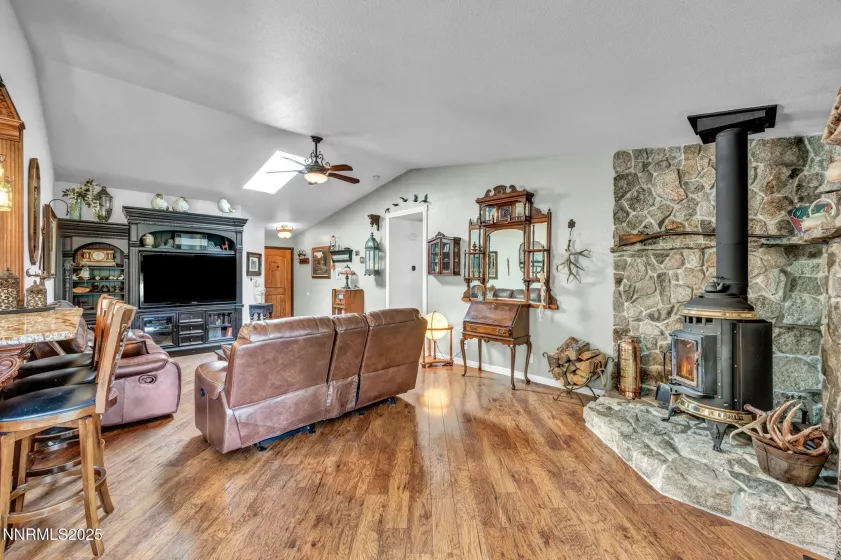 985 Hillside, Carson City, Nevada 89705, 3 Bedrooms Bedrooms, ,2 BathroomsBathrooms,Residential,Residential,Hillside,250055747