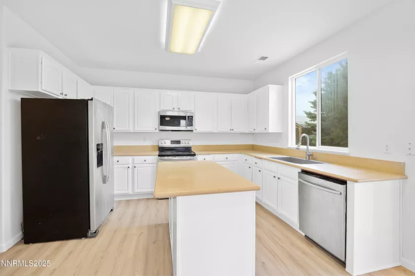 1255 Silver Crest, Reno, Nevada 89523, 4 Bedrooms Bedrooms, ,3 BathroomsBathrooms,Residential,Residential,Silver Crest,250055776