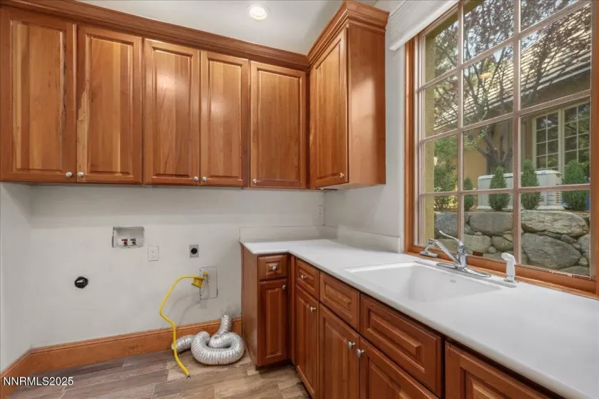 6410 Zermatt, Reno, Nevada 89511, 3 Bedrooms Bedrooms, ,3 BathroomsBathrooms,Residential,Residential,Zermatt,250055937