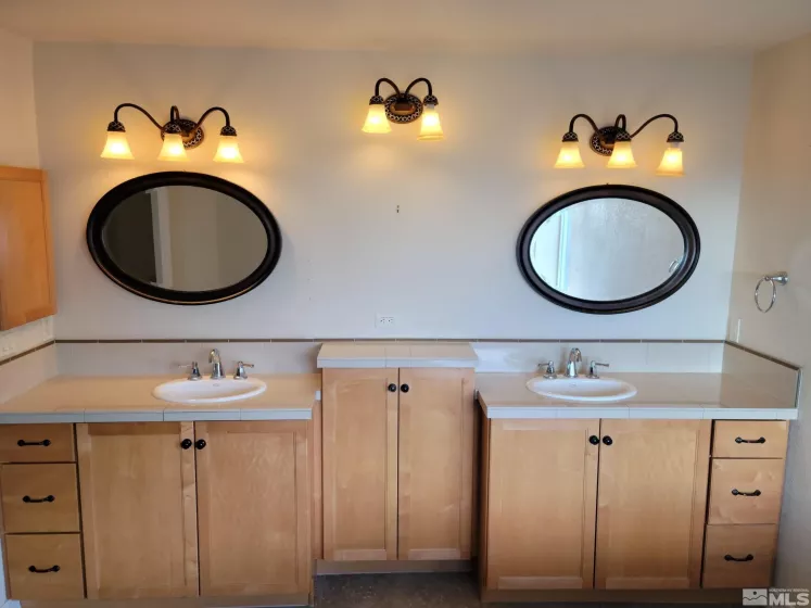 1297 Deerlodge, Reno, Nevada 89508, 5 Bedrooms Bedrooms, ,4 BathroomsBathrooms,Residential,Residential,Deerlodge,220016781