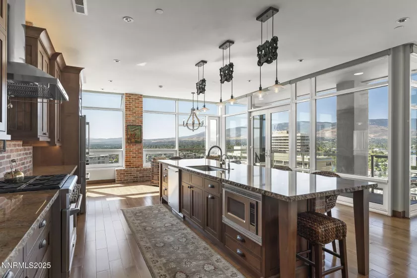 255 Sierra, Reno, Nevada 89501, 2 Bedrooms Bedrooms, ,3 BathroomsBathrooms,Residential,Residential,Sierra,250056131