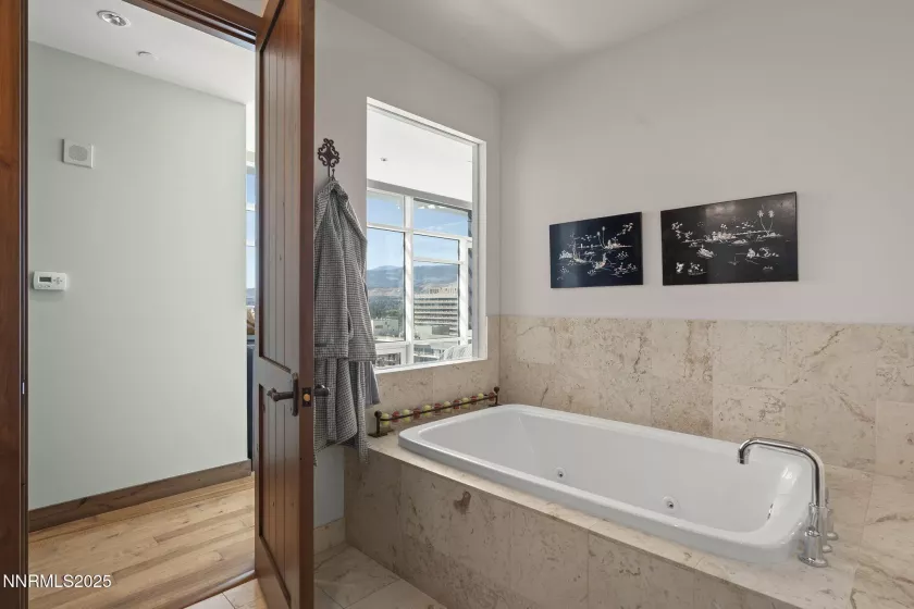 255 Sierra, Reno, Nevada 89501, 2 Bedrooms Bedrooms, ,3 BathroomsBathrooms,Residential,Residential,Sierra,250056131